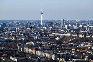 Jens Kalaene/dpa | Blick vom Berliner Estrel Tower, der 2026 eröffnet werden soll. (Archivbild)