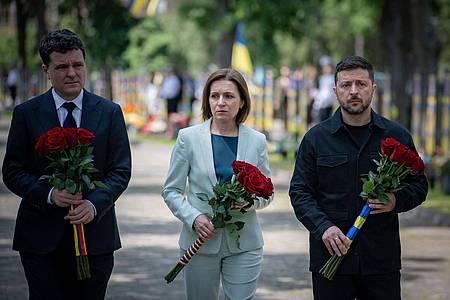Uncredited/Presidential Press Service/AP/dpa | Staats- und Regierungschefs aus Südosteuropa legten in Odessa Blumen für gefallene ukrainische Soldaten nieder. 