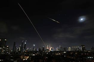 Leo Correa/AP/dpa | Israelische Angriffe im Iran könnten nach Einschätzung eines Militärexperten noch Tage oder Wochen weitergehen.