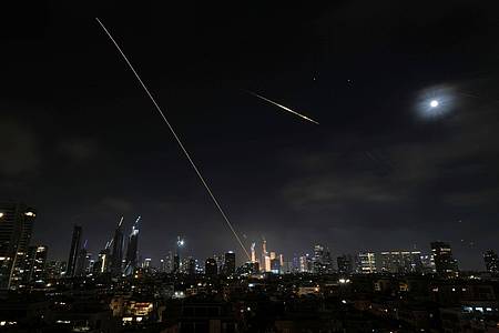 Leo Correa/AP/dpa | Israelische Angriffe im Iran könnten nach Einschätzung eines Militärexperten noch Tage oder Wochen weitergehen.