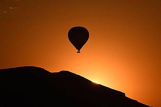 Mustafa Kaya/XinHua/dpa | In der Türkei sind zwei Heißluftballons abgestürzt (Symbolbild)