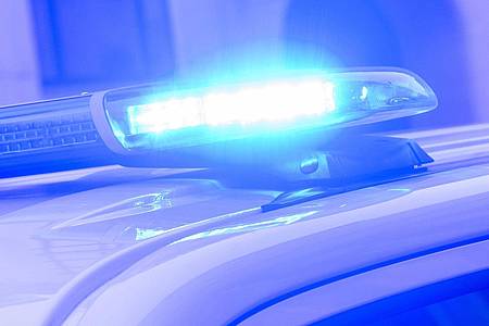 Julian Stratenschulte/dpa | Ein Mann soll auf zwei Polizistinnen zugefahren sein. (Symbolbild)