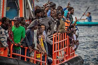 Antonio Sempere/EUROPA PRESS/dpa | Immer wieder versuchen Migranten, in überfüllten Booten die Kanaren zu erreichen. (Archivfoto)