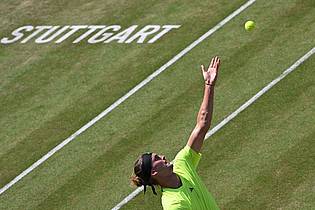 Marijan Murat/dpa | Alexander Zverev trennen bei seiner ersten Stuttgart-Teilnahme seit 2019 noch zwei Siege vom Titel.