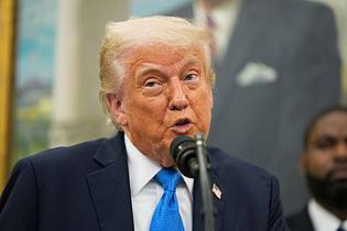 Manuel Balce Ceneta/AP/dpa | US-Präsident Donald Trump will sich nicht auf Sanktionen festlegen, setzte Kremlchef Wladimir Putin aber gleichzeitig ein Ultimatum. (Archivbild)