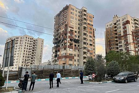 Vahid Salemi/AP/dpa | Israel hat mit einem Großangriff auf Ziele im Iran begonnen. 