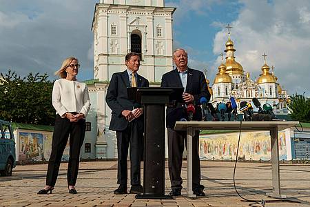 Vasilisa Stepanenko/AP/dpa | Die US-Senatoren LIndsey Graham und Richard Blumenthal haben in Kiew auch den ukrainischen Präsidenten Wolodymyr Selenskyj zu Gesprächen getroffen. 