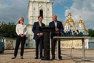 Vasilisa Stepanenko/AP/dpa | Die US-Senatoren LIndsey Graham und Richard Blumenthal haben in Kiew auch den ukrainischen Präsidenten Wolodymyr Selenskyj zu Gesprächen getroffen. 