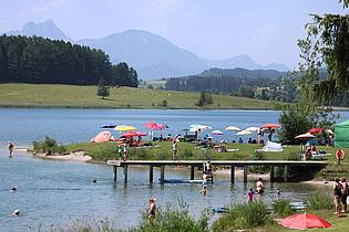 Karl-Josef Hildenbrand/dpa | Ausflügler suchen Abkühlung am Illasbergsee im Allgäu.