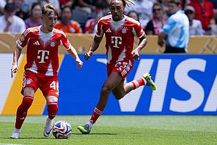 Sven Hoppe/dpa | Klein, aber oho: Lennart Karl setzt mit dem Ball am linken Fuß zum Dribbling an.