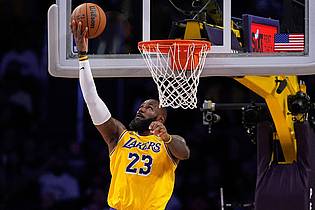 Mark J. Terrill/AP/dpa | Basketball-Superstar LeBron James und die Los Angeles Lakers sollen einen neuen Eigentümer bekommen.