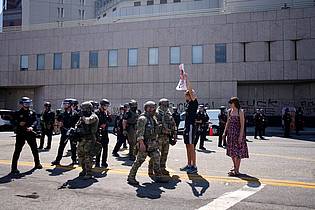 Eric Thayer/AP/dpa | Seit Freitag protestieren Menschen in der US-Westküstenmetropole gegen die einschüchternden Razzien der Behörden.