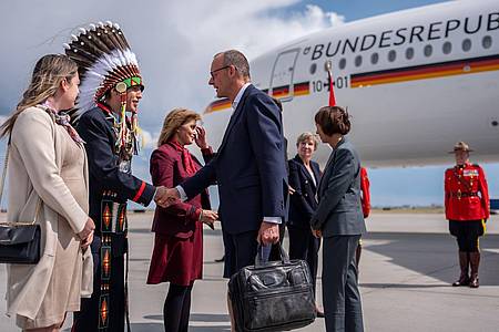 Michael Kappeler/dpa | Steven Crowchild von der indigenen Tsuut?ina Nation begrüßte Kanzler Friedrich Merz in Calgary.