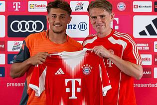 Sven Hoppe/dpa | Tom Bischof (l), hier bei seiner Vorstellung, will endlich im Bayern-Trikot ran.
