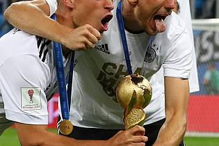 picture alliance / Christian Charisius/dpa | 2017 holte Goretzka (r.) mit Kimmich den Confed-Cup-Pokal. 