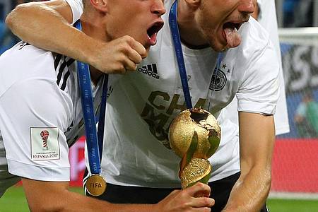 picture alliance / Christian Charisius/dpa | 2017 holte Goretzka (r.) mit Kimmich den Confed-Cup-Pokal. 