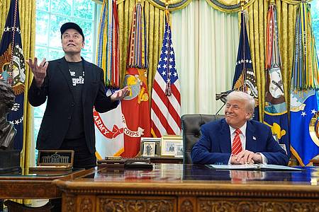 Evan Vucci/AP/dpa | Tech-Milliardär Elon Musk rief im Auftrag von US-Präsident Donald Trump das Kostensenkungsgremium Doge ins Leben. Dessen Mitarbeiter sollen nun auf noch mehr Daten zugreifen können. (Archivbild)