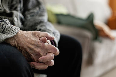 Senior faltet die Hände