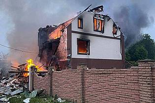 Uncredited/Ukrainian Emergency Service/AP/dpa | Von Samstag bis Montag gab es die heftigsten Drohnenangriffe auf die Ukraine seit Beginn des Kriegs. 