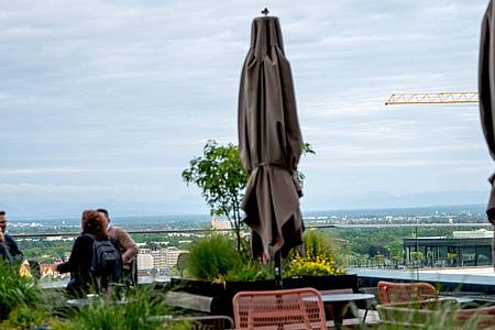 Leonie Asendorpf/dpa | Wenn das Wetter gut ist, dann sieht man sogar die Berge von der Rooftop-Bar des «Fitzroy» in München. (Archivbild)