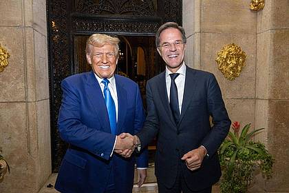 Erik Luntang/Nato/dpa | Mehr Lob geht kaum: Nato-Generalsekretär Mark Rutte schickte US-Präsident Trump zu dessen Reise nach Europa eine ganz besondere Nachricht. (Archivbild)
