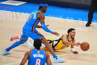 Nate Billings/AP/dpa | Der Moment, der für Stille in der Arena sorgte: Haliburton rutscht weg und schreit sofort vor Schmerzen.