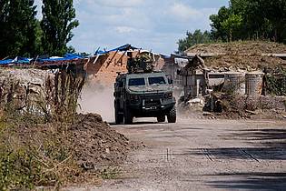 Evgeniy Maloletka/AP/dpa | Auch in der Region Sumy greift Russland immer wieder an.
