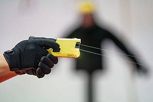 Axel Heimken/dpa | Bundesinnenminister Alexander Dobrindt (CSU) will die Bundespolizei mit Tasern ausrüsten. (Symbolbild)