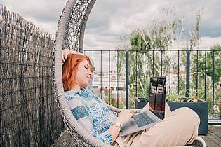 Zacharie Scheurer/dpa-tmn | Kundenmeeting auf der Dachterrasse des Hotels: Workation kann klappen, bedarf aber einer guten Vorbereitung.