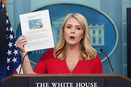 Jacquelyn Martin/AP/dpa | Laut der Sprecherin von US-Präsident Donald Trump, Karoline Leavitt, hat Israel einem neuen US-Vorschlag für eine Waffenruhe zugestimmt.