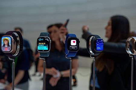 Andrej Sokolow/dpa | Die Deutsche Umwelthilfe zweifelt an der angeblichen Klimaneutralität der Apple Watch. 