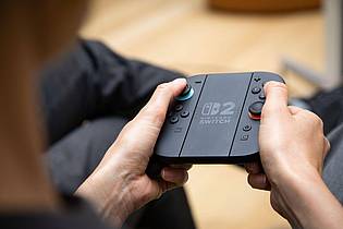 Christin Klose/dpa-tmn | Die Joycons werden an der Aufladehalterung zu einem klassischen Controller.