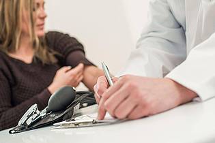 Christin Klose/dpa-tmn | Psychosomatik-Verdacht: Frauen hören häufig, ihre Beschwerden seien psychisch bedingt ? deutlich mehr als Männer.