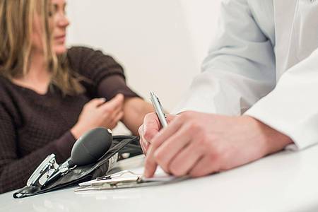 Christin Klose/dpa-tmn | Psychosomatik-Verdacht: Frauen hören häufig, ihre Beschwerden seien psychisch bedingt ? deutlich mehr als Männer.