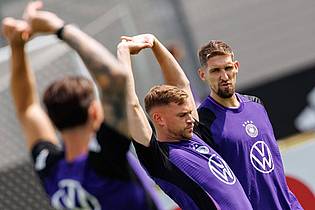 Daniel Karmann/dpa | Robert Andrich (r) beim Nationalmannschafts-Training mit Kapitän Joshua Kimmich (M).