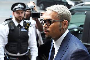 Frank Augstein/AP/dpa | Der US-Sänger Chris Brown plädiert auf nicht schuldig.