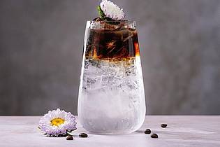 Daniel Esswein/dpa-tmn | «Flower Power», mal ganz ohne Alkohol: Tonic Water, Holunderblütensirup und Eiswürfel werden mit Kaffee gefloatet. Das heißt, der Kaffee kommt so in den Drink, dass er auf den anderen Zutaten schwimmt. Das gelingt mit vorsichtigem Gießen über einen Barlöffel. 