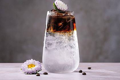 Daniel Esswein/dpa-tmn | «Flower Power», mal ganz ohne Alkohol: Tonic Water, Holunderblütensirup und Eiswürfel werden mit Kaffee gefloatet. Das heißt, der Kaffee kommt so in den Drink, dass er auf den anderen Zutaten schwimmt. Das gelingt mit vorsichtigem Gießen über einen Barlöffel. 