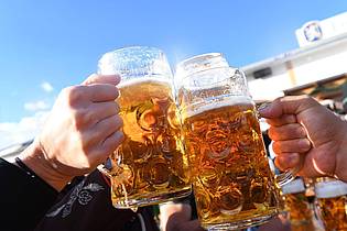 Felix Hörhager/dpa | Kostet heuer bis zu 15,80 Euro: Die Wiesn-Maß.