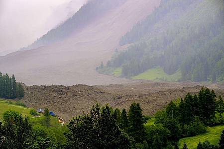 Jean-Christophe Bott/KEYSTONE/dpa | Nach dem Gletscherabsturz droht im Lötschental eine Überschwemmung. 