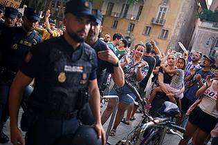 Joan Mateu Parra/AP/dpa | An der Demonstration nahmen auch viele Familien mit kleinen Kindern teil. 