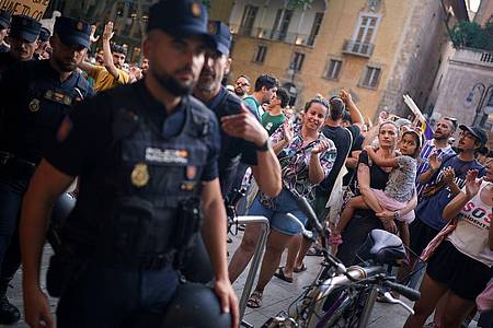 Joan Mateu Parra/AP/dpa | An der Demonstration nahmen auch viele Familien mit kleinen Kindern teil. 