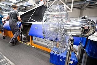 Julian Stratenschulte/dpa/dpa-tmn | Übersteigt die Raumtemperatur bestimmte Grenzwerte, muss sich der Arbeitgeber zum Beispiel um Ventilatoren oder Klimaanlagen kümmern.