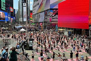 Christina Horsten/dpa | Anlass für das Massen-Yoga ist der Welt-Yoga-Tag am 21. Juni. 