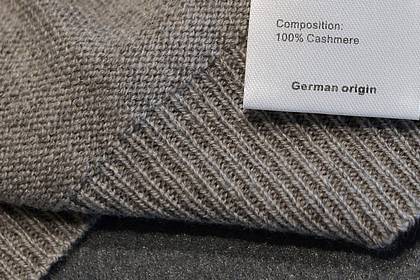 Jens Kalaene/dpa-Zentralbild/dpa-tmn | Gut verstaut: Edle Stücke wie Kaschmirpullover brauchen Luft, Schutz und Platz.
