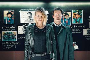 Heinz Laab/ZDF/dpa | Die Kommissare Lisa Kuen (Patricia Aulitzky) und Alexander Yüsüf-Demir (Dominik Raneburger) sammeln Fakten.