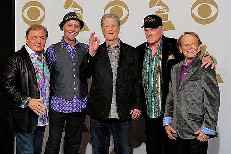 Mark J. Terrill/AP/dpa | Nicht immer ging es bei den Beach Boys harmonisch zu. Brian Wilson (M) und sein Cousin Mike Love (2. v. r.) begegneten sich auch vor Gericht. (Archivfoto)