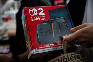 Louise Delmotte/AP/dpa | Schon die Vorbestellungen der Switch 2 waren schnell ausgeschöpft. (Archivbild)