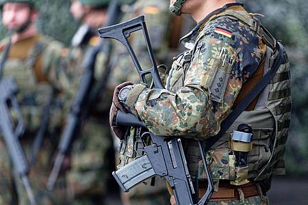 Henning Kaiser/dpa | Wieviel Freiwillige können für die Bundeswehr gewonnen werden - und was, wenn das nicht reicht? Die Koalition diskutiert.