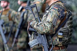 Henning Kaiser/dpa | Wieviel Freiwillige können für die Bundeswehr gewonnen werden - und was, wenn das nicht reicht? Die Koalition diskutiert.